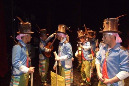 Carnaval histórico en el Cervantes. La final que se vivió en el teatro con intensidad trasladó la fiesta a la calle.