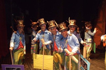 Carnaval histórico en el Cervantes. La final que se vivió en el teatro con intensidad trasladó la fiesta a la calle.