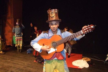 Carnaval histórico en el Cervantes. La final que se vivió en el teatro con intensidad trasladó la fiesta a la calle.