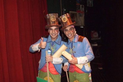 Carnaval histórico en el Cervantes. La final que se vivió en el teatro con intensidad trasladó la fiesta a la calle.