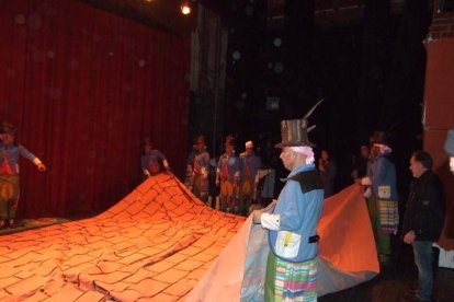 Carnaval histórico en el Cervantes. La final que se vivió en el teatro con intensidad trasladó la fiesta a la calle.