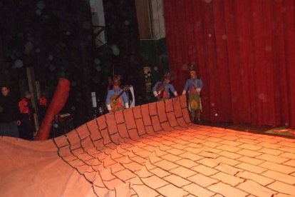 Carnaval histórico en el Cervantes. La final que se vivió en el teatro con intensidad trasladó la fiesta a la calle.