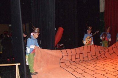 Carnaval histórico en el Cervantes. La final que se vivió en el teatro con intensidad trasladó la fiesta a la calle.
