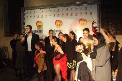 Carnaval histórico en el Cervantes. La final que se vivió en el teatro con intensidad trasladó la fiesta a la calle.