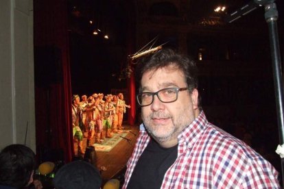Carnaval histórico en el Cervantes. La final que se vivió en el teatro con intensidad trasladó la fiesta a la calle.