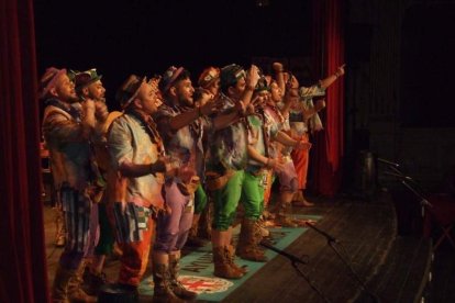 Carnaval histórico en el Cervantes. La final que se vivió en el teatro con intensidad trasladó la fiesta a la calle.