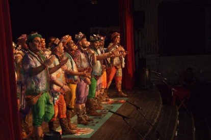 Carnaval histórico en el Cervantes. La final que se vivió en el teatro con intensidad trasladó la fiesta a la calle.