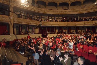 Carnaval histórico en el Cervantes. La final que se vivió en el teatro con intensidad trasladó la fiesta a la calle.