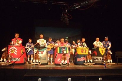 Carnaval histórico en el Cervantes. La final que se vivió en el teatro con intensidad trasladó la fiesta a la calle.
