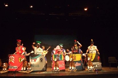 Carnaval histórico en el Cervantes. La final que se vivió en el teatro con intensidad trasladó la fiesta a la calle.