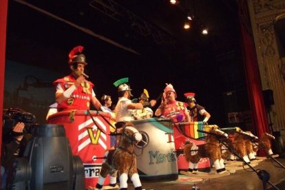 Carnaval histórico en el Cervantes. La final que se vivió en el teatro con intensidad trasladó la fiesta a la calle.