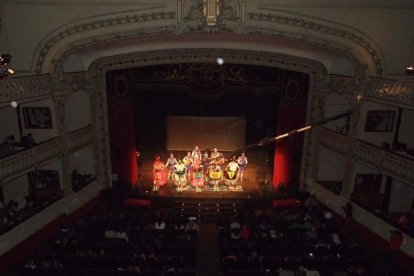 Carnaval histórico en el Cervantes. La final que se vivió en el teatro con intensidad trasladó la fiesta a la calle.