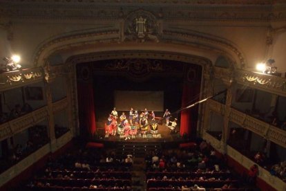 Carnaval histórico en el Cervantes. La final que se vivió en el teatro con intensidad trasladó la fiesta a la calle.
