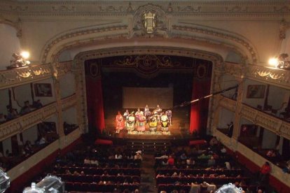 Carnaval histórico en el Cervantes. La final que se vivió en el teatro con intensidad trasladó la fiesta a la calle.