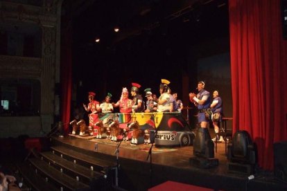 Carnaval histórico en el Cervantes. La final que se vivió en el teatro con intensidad trasladó la fiesta a la calle.