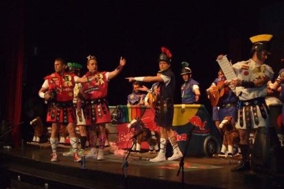 Carnaval histórico en el Cervantes. La final que se vivió en el teatro con intensidad trasladó la fiesta a la calle.