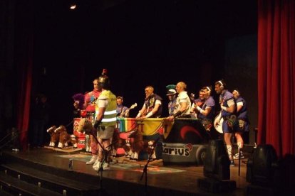 Carnaval histórico en el Cervantes. La final que se vivió en el teatro con intensidad trasladó la fiesta a la calle.