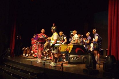 Carnaval histórico en el Cervantes. La final que se vivió en el teatro con intensidad trasladó la fiesta a la calle.