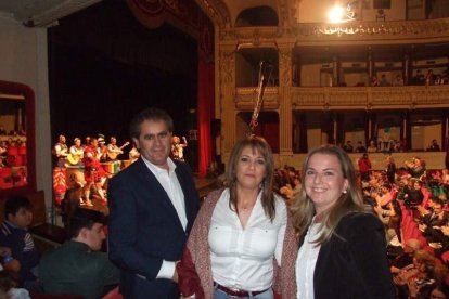 Carnaval histórico en el Cervantes. La final que se vivió en el teatro con intensidad trasladó la fiesta a la calle.