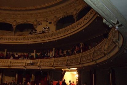 Carnaval histórico en el Cervantes. La final que se vivió en el teatro con intensidad trasladó la fiesta a la calle.