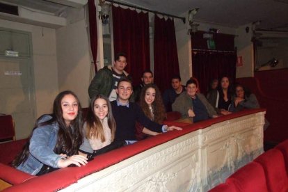 Carnaval histórico en el Cervantes. La final que se vivió en el teatro con intensidad trasladó la fiesta a la calle.