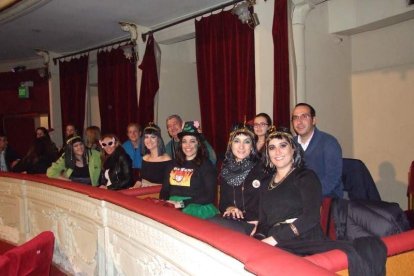 Carnaval histórico en el Cervantes. La final que se vivió en el teatro con intensidad trasladó la fiesta a la calle.