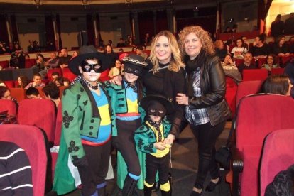 Carnaval histórico en el Cervantes. La final que se vivió en el teatro con intensidad trasladó la fiesta a la calle.