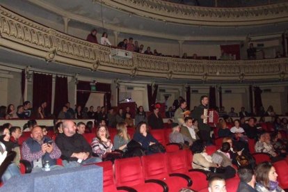 Carnaval histórico en el Cervantes. La final que se vivió en el teatro con intensidad trasladó la fiesta a la calle.