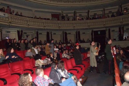 Carnaval histórico en el Cervantes. La final que se vivió en el teatro con intensidad trasladó la fiesta a la calle.