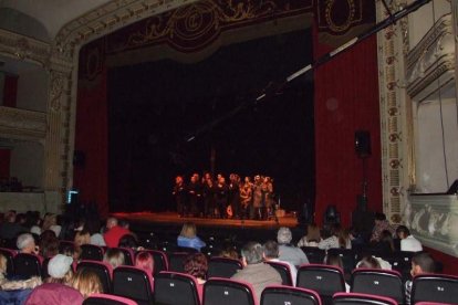 Carnaval histórico en el Cervantes. La final que se vivió en el teatro con intensidad trasladó la fiesta a la calle.