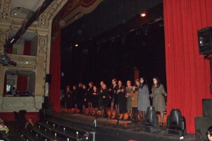 Carnaval histórico en el Cervantes. La final que se vivió en el teatro con intensidad trasladó la fiesta a la calle.