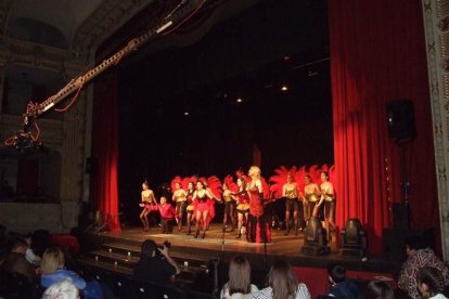 Carnaval histórico en el Cervantes. La final que se vivió en el teatro con intensidad trasladó la fiesta a la calle.