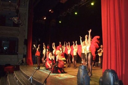 Carnaval histórico en el Cervantes. La final que se vivió en el teatro con intensidad trasladó la fiesta a la calle.