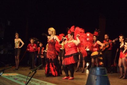 Carnaval histórico en el Cervantes. La final que se vivió en el teatro con intensidad trasladó la fiesta a la calle.