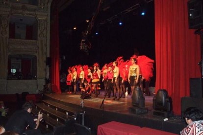 Carnaval histórico en el Cervantes. La final que se vivió en el teatro con intensidad trasladó la fiesta a la calle.