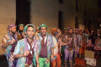Carnaval histórico en el Cervantes. La final que se vivió en el teatro con intensidad trasladó la fiesta a la calle.