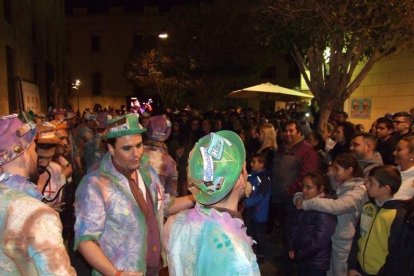 Carnaval histórico en el Cervantes. La final que se vivió en el teatro con intensidad trasladó la fiesta a la calle.