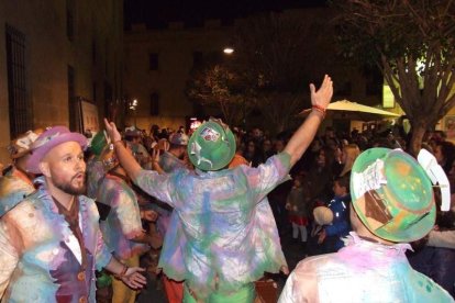 Carnaval histórico en el Cervantes. La final que se vivió en el teatro con intensidad trasladó la fiesta a la calle.