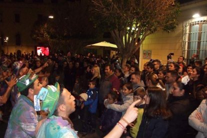 Carnaval histórico en el Cervantes. La final que se vivió en el teatro con intensidad trasladó la fiesta a la calle.