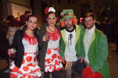 Carnaval histórico en el Cervantes. La final que se vivió en el teatro con intensidad trasladó la fiesta a la calle.