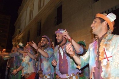 Carnaval histórico en el Cervantes. La final que se vivió en el teatro con intensidad trasladó la fiesta a la calle.