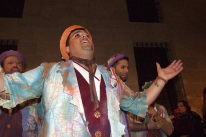 Carnaval histórico en el Cervantes. La final que se vivió en el teatro con intensidad trasladó la fiesta a la calle.