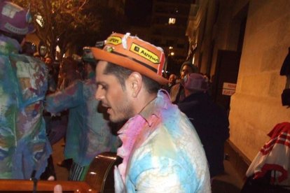 Carnaval histórico en el Cervantes. La final que se vivió en el teatro con intensidad trasladó la fiesta a la calle.