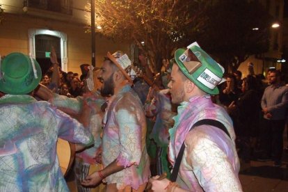 Carnaval histórico en el Cervantes. La final que se vivió en el teatro con intensidad trasladó la fiesta a la calle.