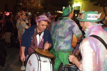 Carnaval histórico en el Cervantes. La final que se vivió en el teatro con intensidad trasladó la fiesta a la calle.