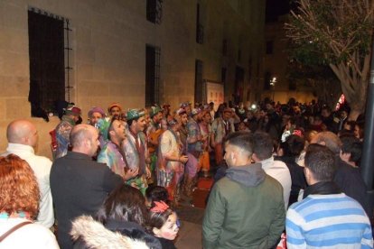 Carnaval histórico en el Cervantes. La final que se vivió en el teatro con intensidad trasladó la fiesta a la calle.