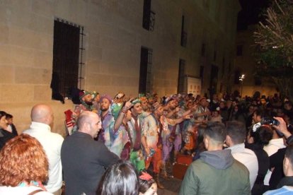 Carnaval histórico en el Cervantes. La final que se vivió en el teatro con intensidad trasladó la fiesta a la calle.