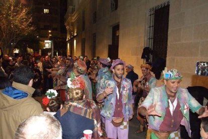 Carnaval histórico en el Cervantes. La final que se vivió en el teatro con intensidad trasladó la fiesta a la calle.