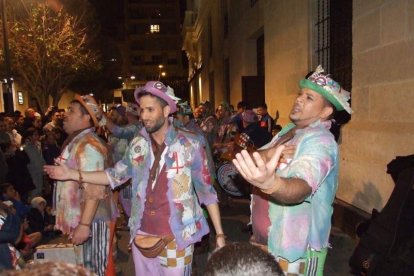 Carnaval histórico en el Cervantes. La final que se vivió en el teatro con intensidad trasladó la fiesta a la calle.