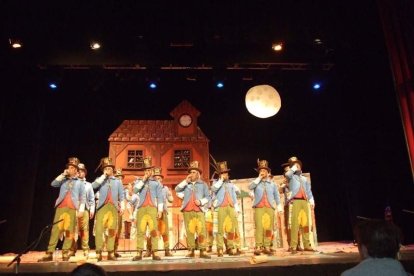 Carnaval histórico en el Cervantes. La final que se vivió en el teatro con intensidad trasladó la fiesta a la calle.